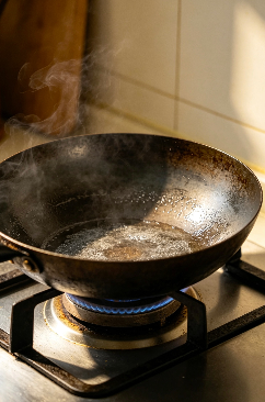 炒菜铁锅总生锈？简单养护，养出永久不粘油膜